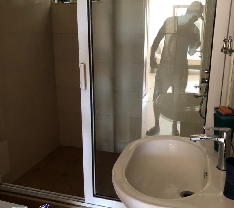 villa cen sad avec piscine derriere erevan( lavabo 2)