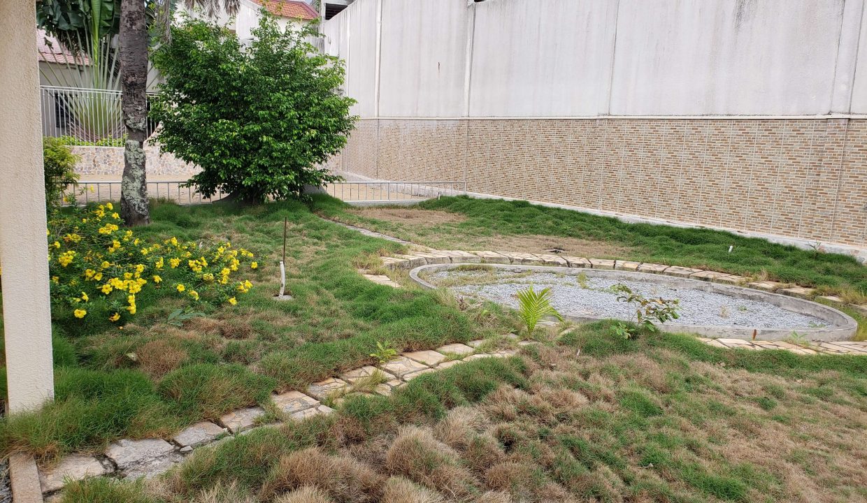 villa avec piscine jet d'eau et terrain de piscine semé espace vert