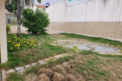 villa avec piscine jet d'eau et terrain de piscine semé espace vert