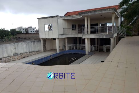 villa piscine jet d'eau terrain de ténis semé vue sur piscine et terrasse grand hall