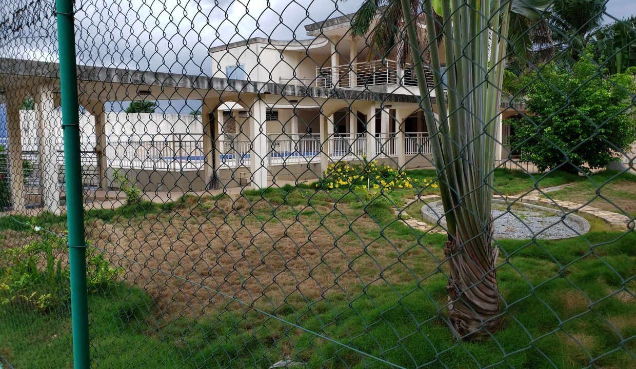 villa piscine jet d'eau terrain de teniss semé vue sur jardin