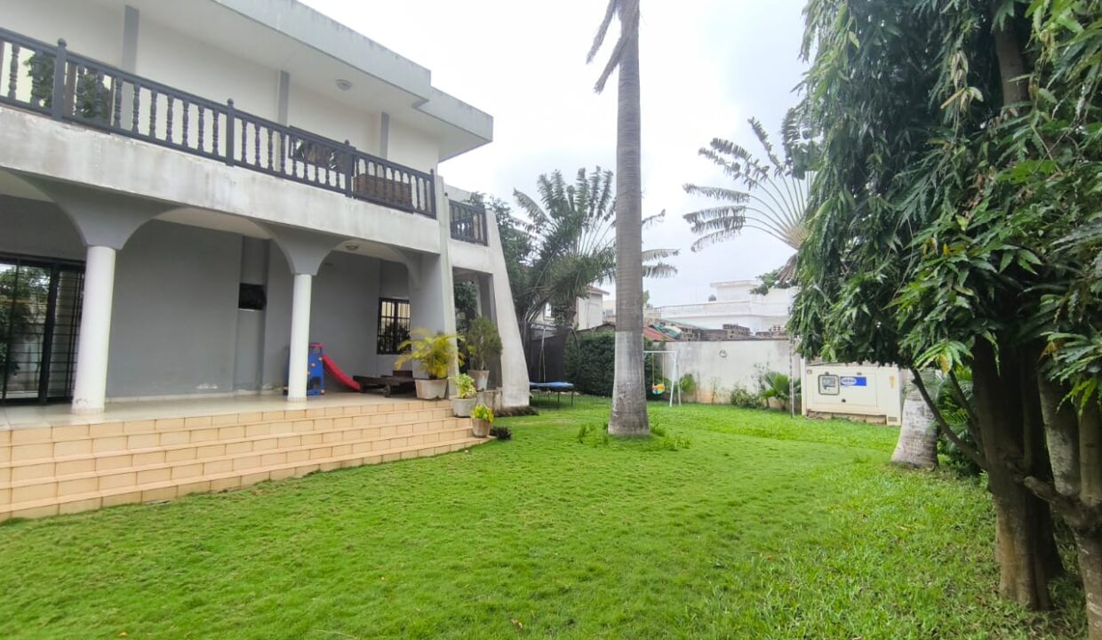Villa avec grand jardin 1000M2 Quartier Jack