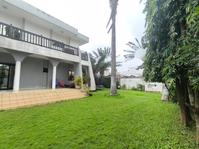 Villa avec grand jardin 1000M2 Quartier Jack