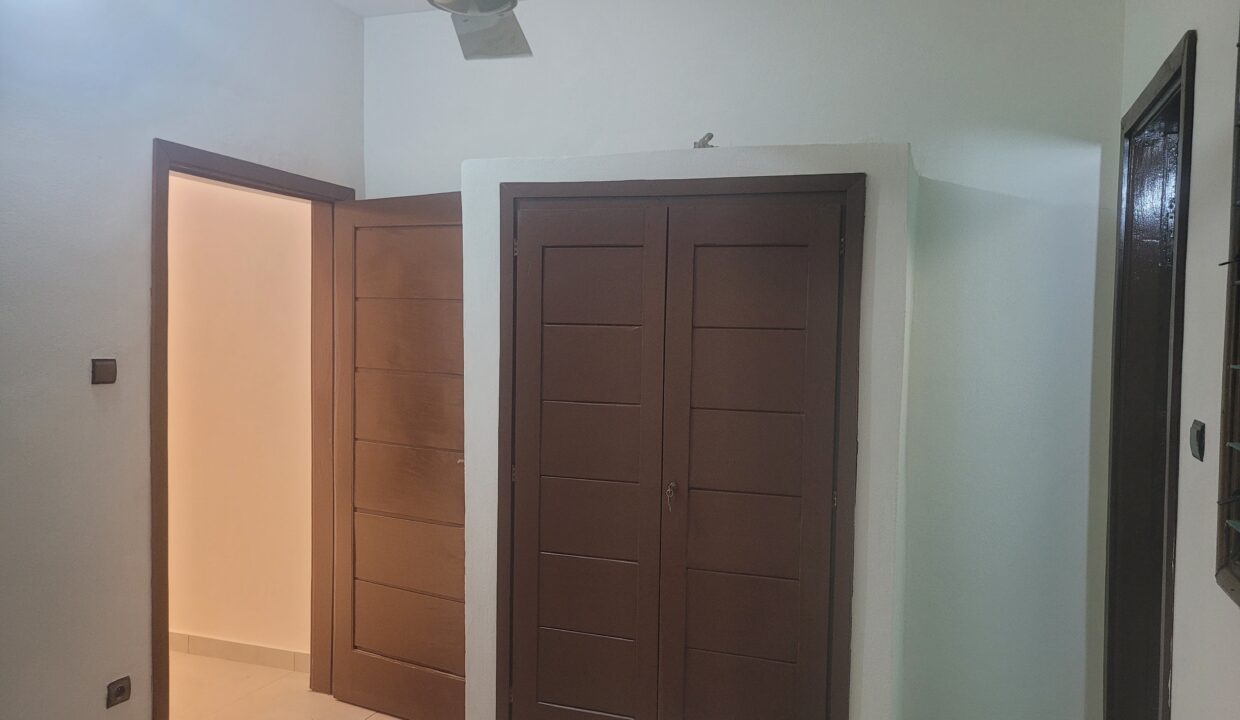 Une chambre salon vide a Akogbato