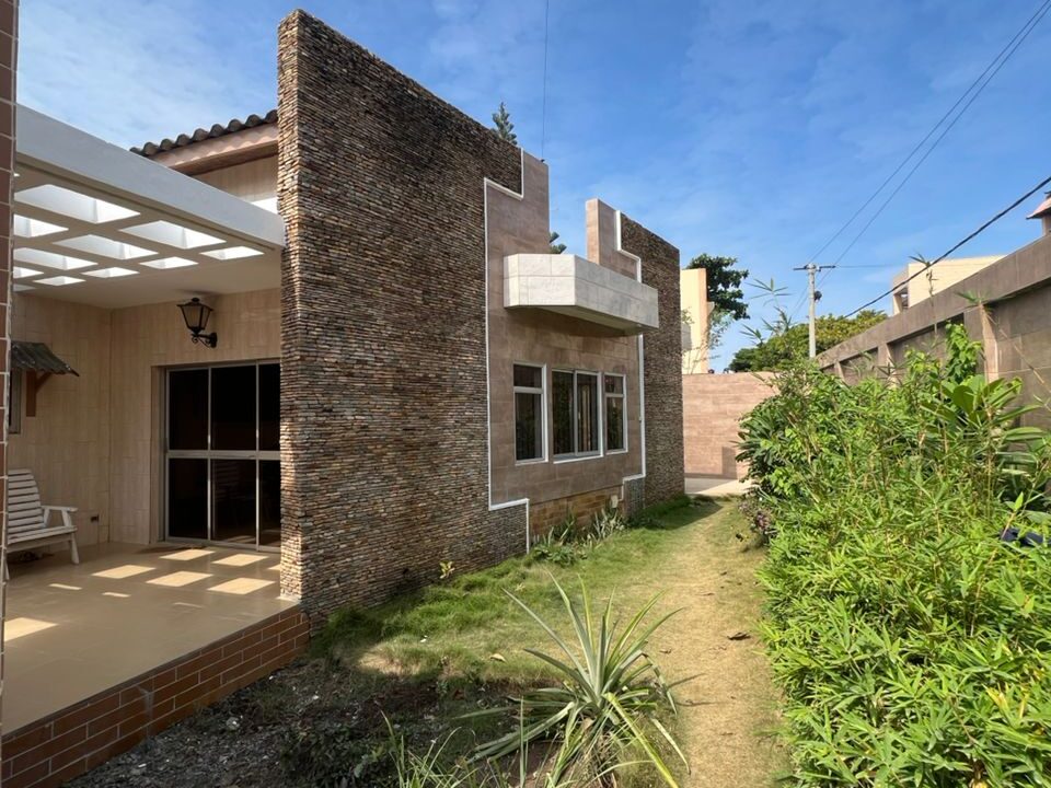 Villa vide 3 chambres salon Fidjrossè