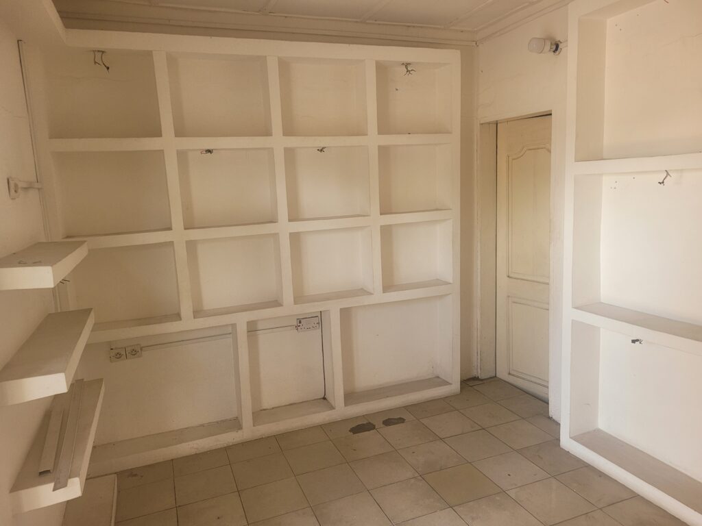 Boutique a cadjehoun au bord des pavés