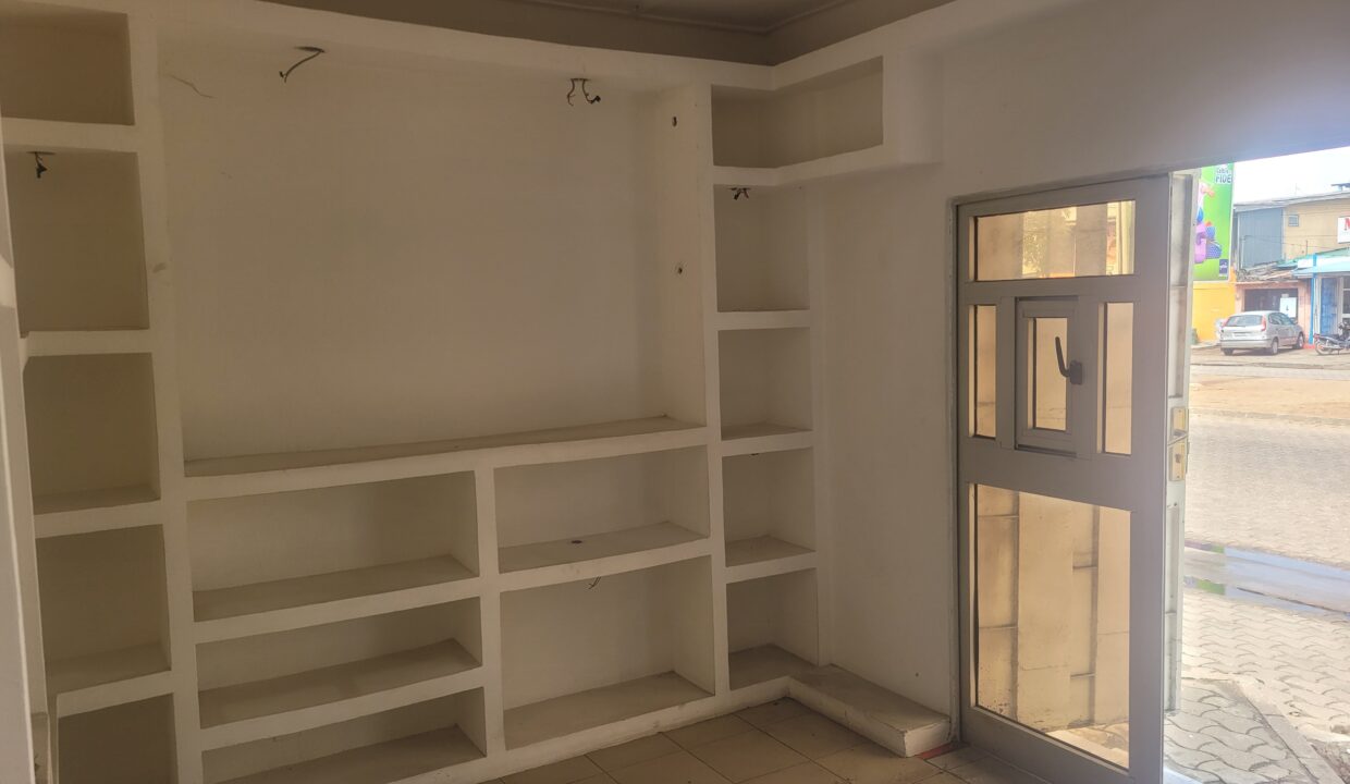 Boutique a cadjehoun au bord des pavés