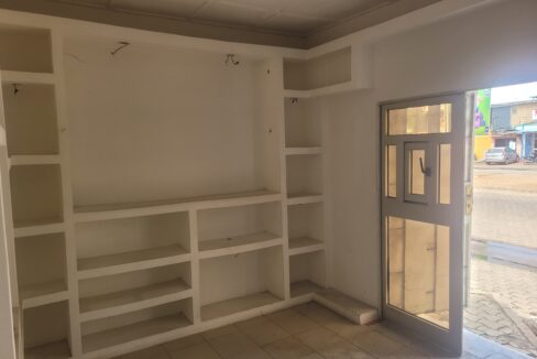 Boutique a cadjehoun au bord des pavés