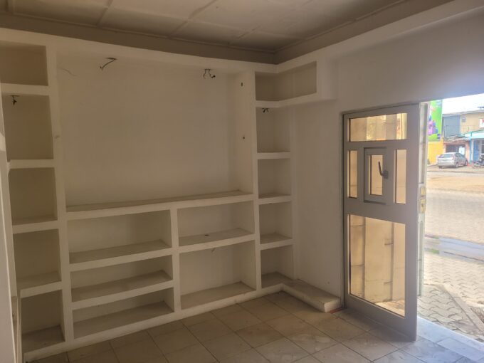 Boutique a cadjehoun au bord des pavés