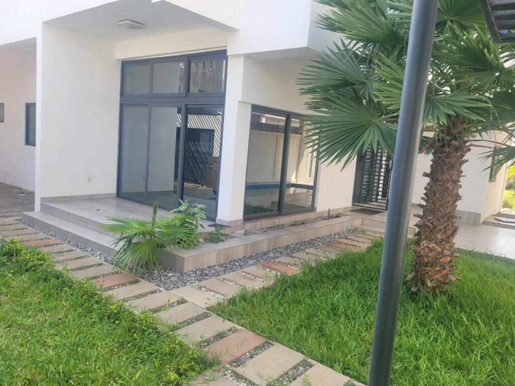 Villa vide avec jardin et piscine vue sur mer