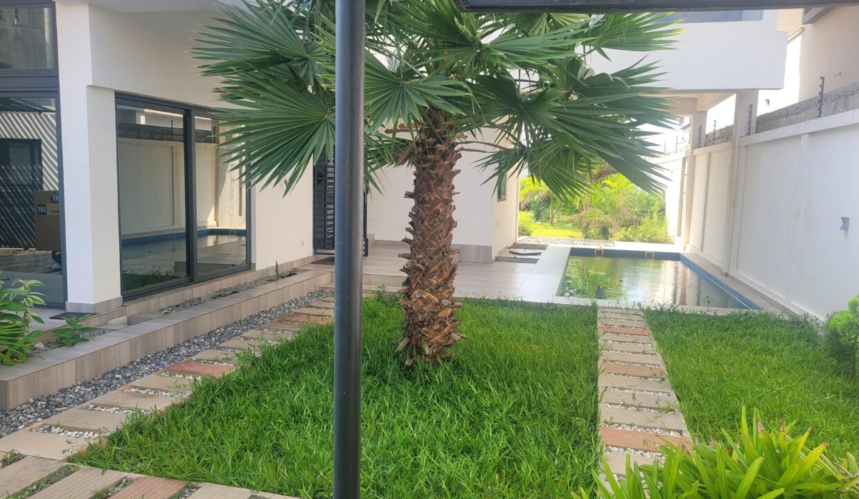 Villa vide avec jardin et piscine vue sur mer