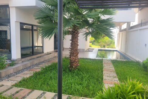 Villa vide avec jardin et piscine vue sur mer