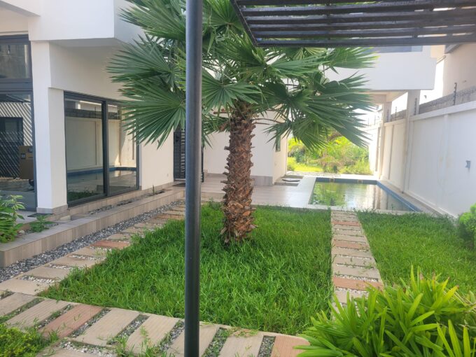 Villa vide avec jardin et piscine vue sur mer