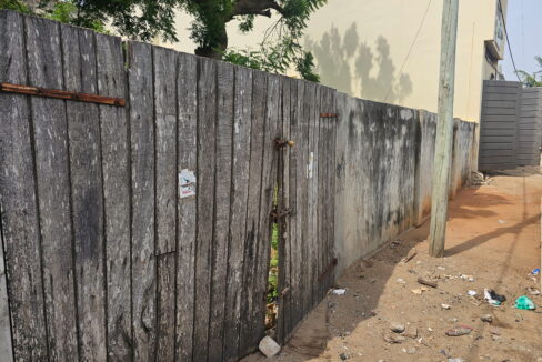 Parcelle clôturée a bailler a Fidjrossè