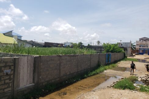 Parcelle de 1044m2 a bailler a Fidjrossè