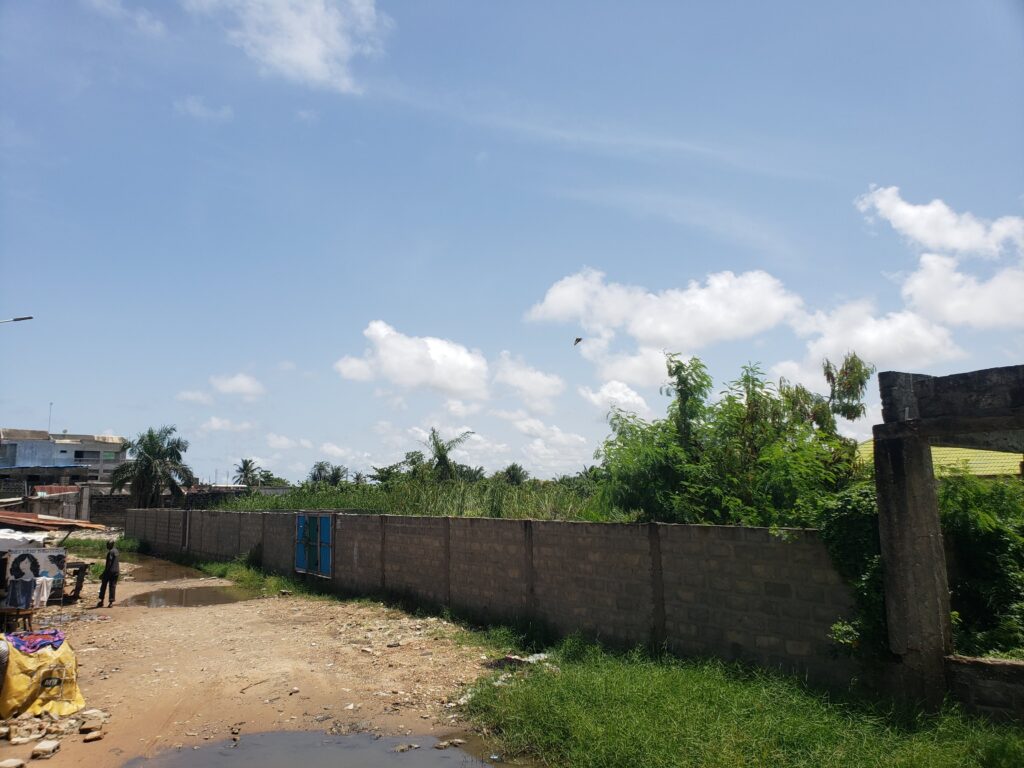 Parcelle de 1044m2 a bailler a Fidjrossè