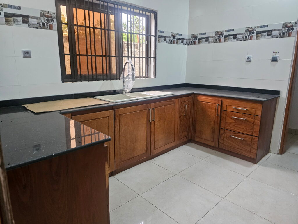 3 chambres salon vide Calavi marché de gros