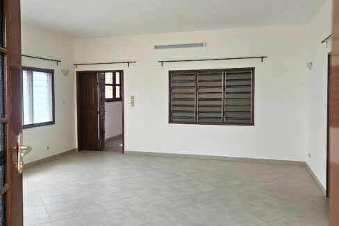 3 chambres salon vide Fidjrosse