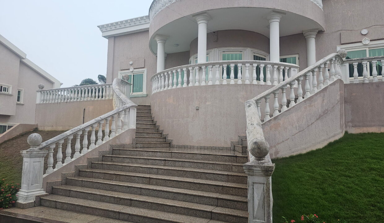 villa censad vide le belier, escalier d'entrée