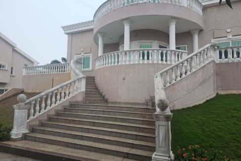 villa censad vide le belier, escalier d'entrée