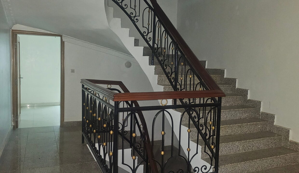 villa censad vide le belier escalier intérieur