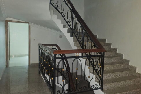 villa censad vide le belier escalier intérieur