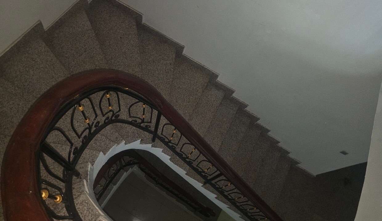 villa censad vide le belier marche d'escalier intérieur