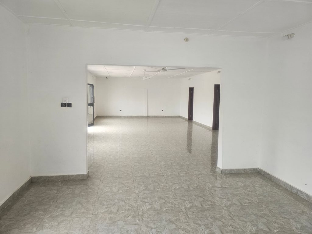 Gran hall avec 4 bureaux a louer Akogbato