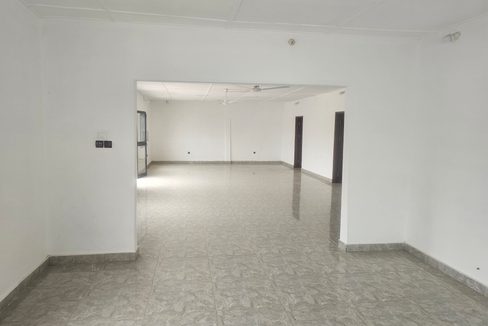 Gran hall avec 4 bureaux a louer Akogbato