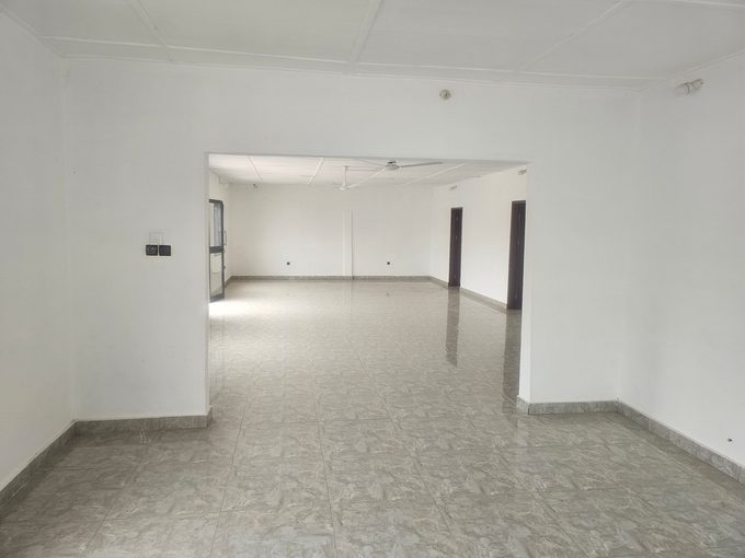Gran hall avec 4 bureaux a louer Akogbato