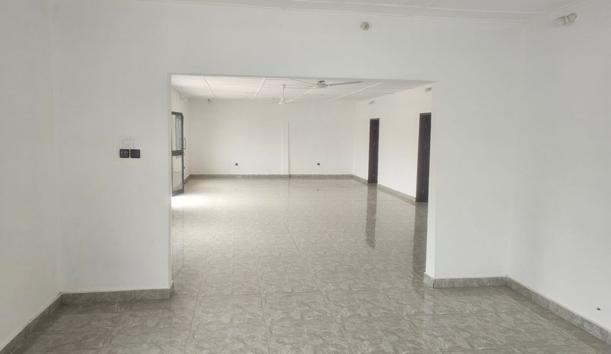 Gran hall avec 4 bureaux a louer Akogbato 2