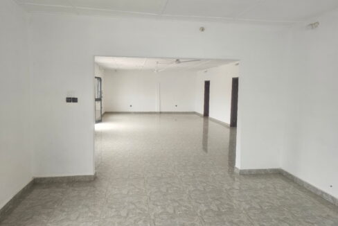 Gran hall avec 4 bureaux a louer Akogbato 2