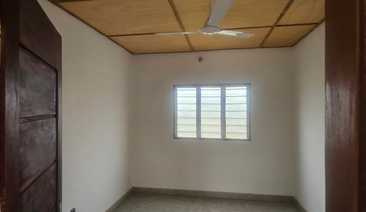 Gran hall avec 4 bureaux a louer Akogbato 2eme bureau