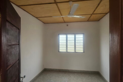 Gran hall avec 4 bureaux a louer Akogbato 2eme bureau