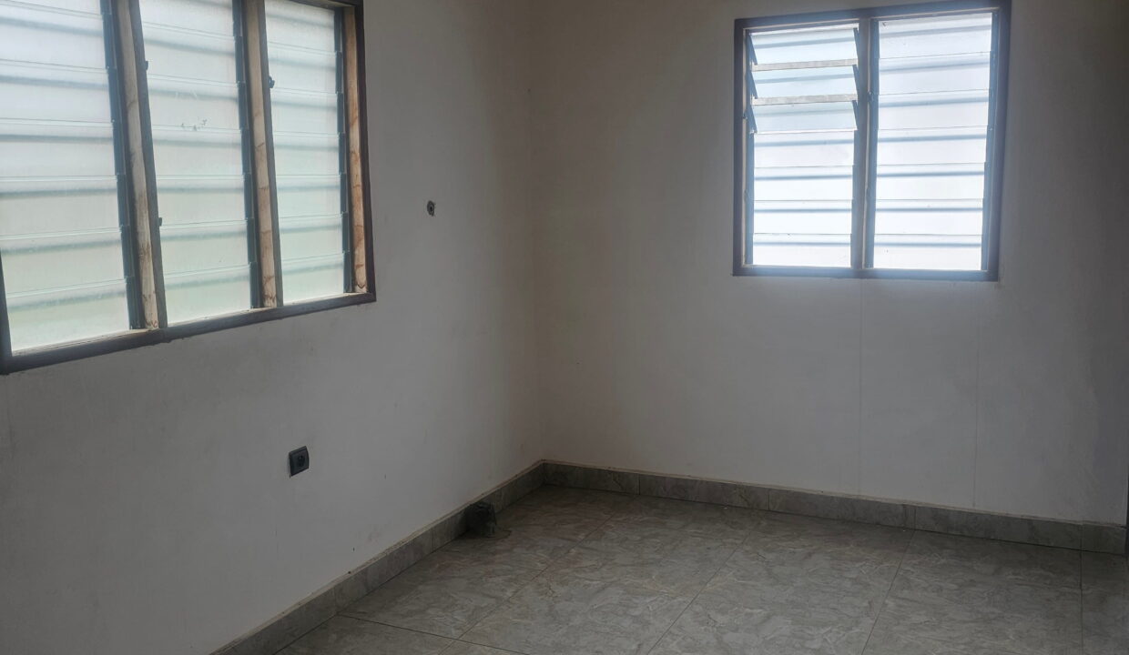 Gran hall avec 4 bureaux a louer Akogbato bureau
