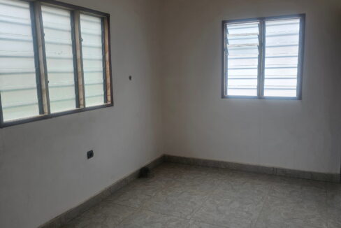 Gran hall avec 4 bureaux a louer Akogbato bureau