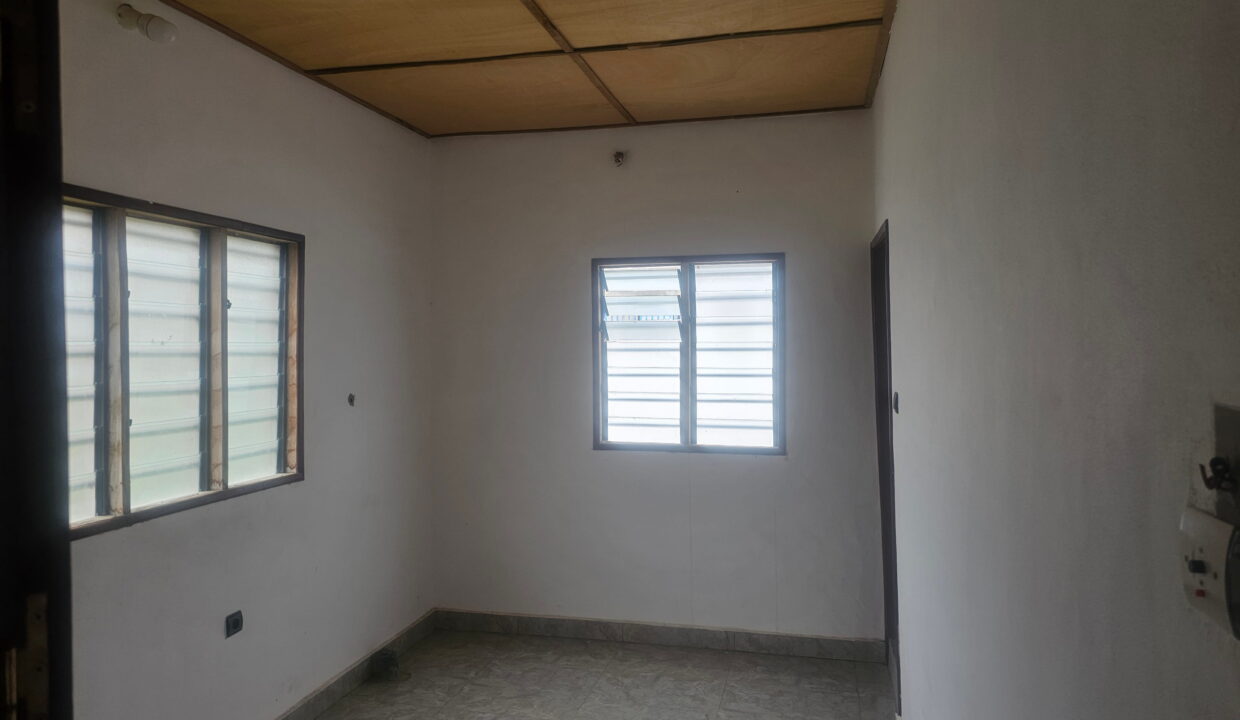 Gran hall avec 4 bureaux a louer Akogbato bureau directeur