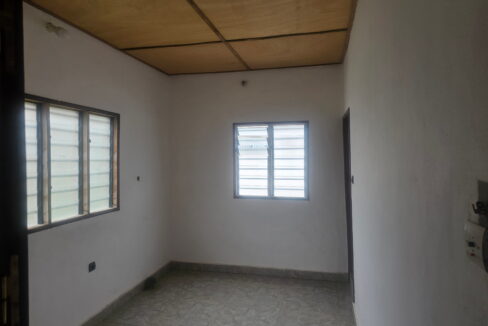 Gran hall avec 4 bureaux a louer Akogbato bureau directeur
