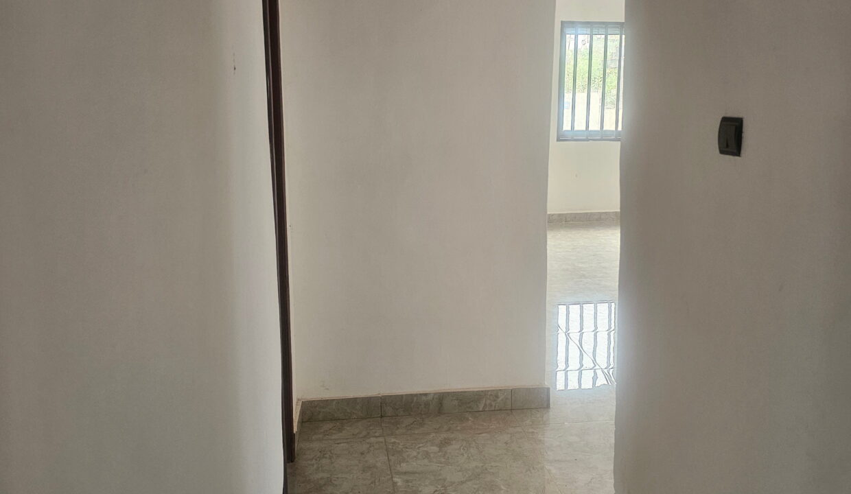 Gran hall avec 4 bureaux a louer Akogbato couloir