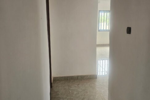 Gran hall avec 4 bureaux a louer Akogbato couloir