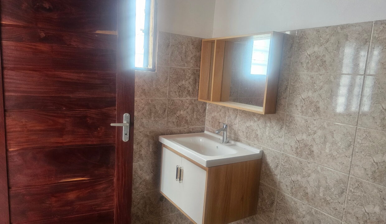 Gran hall avec 4 bureaux a louer Akogbato douche