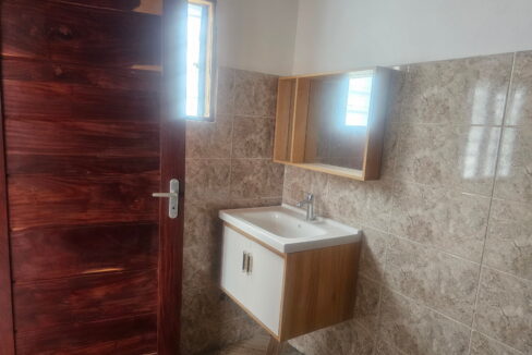 Gran hall avec 4 bureaux a louer Akogbato douche