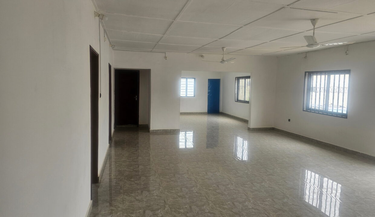 Gran hall avec 4 bureaux a louer Akogbato hall
