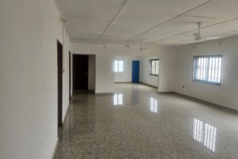 Gran hall avec 4 bureaux a louer Akogbato hall