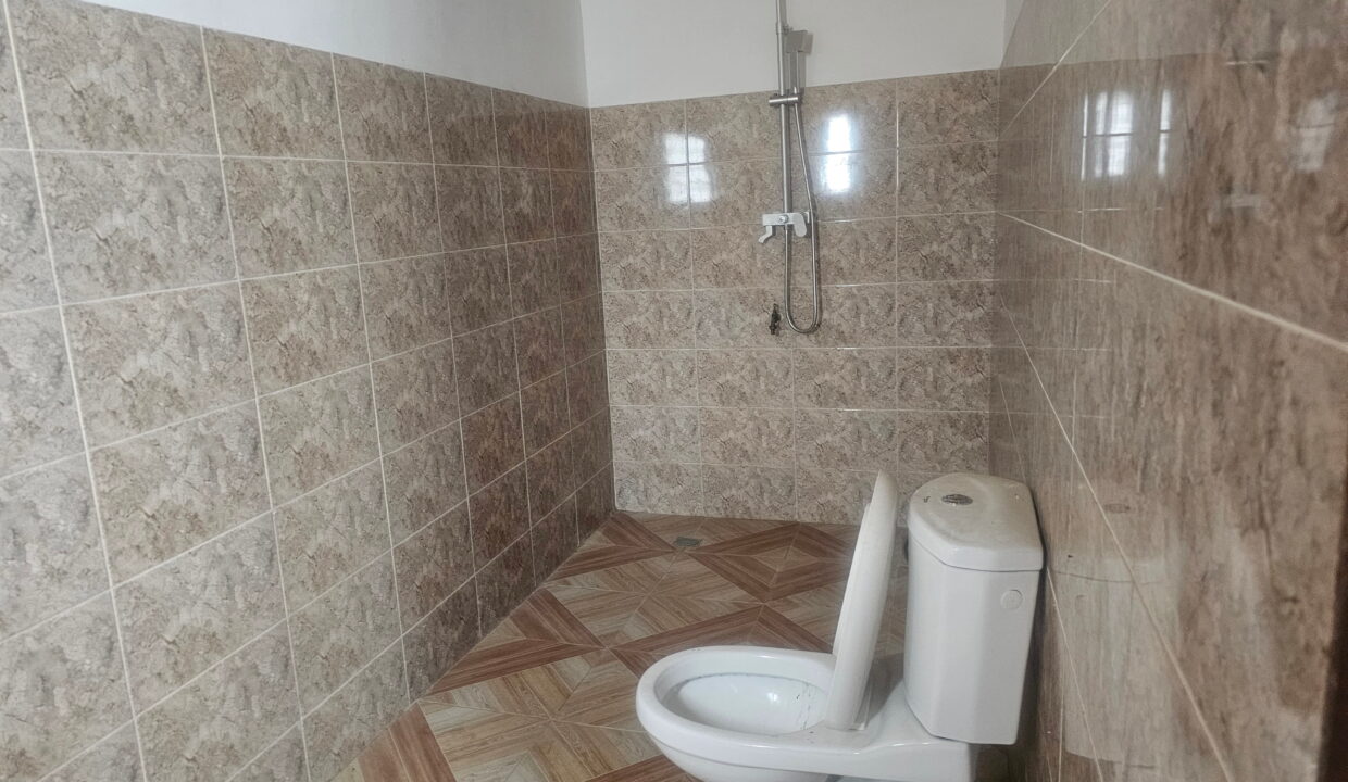 Gran hall avec 4 bureaux a louer Akogbato salle de bain