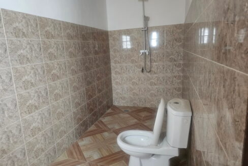 Gran hall avec 4 bureaux a louer Akogbato salle de bain