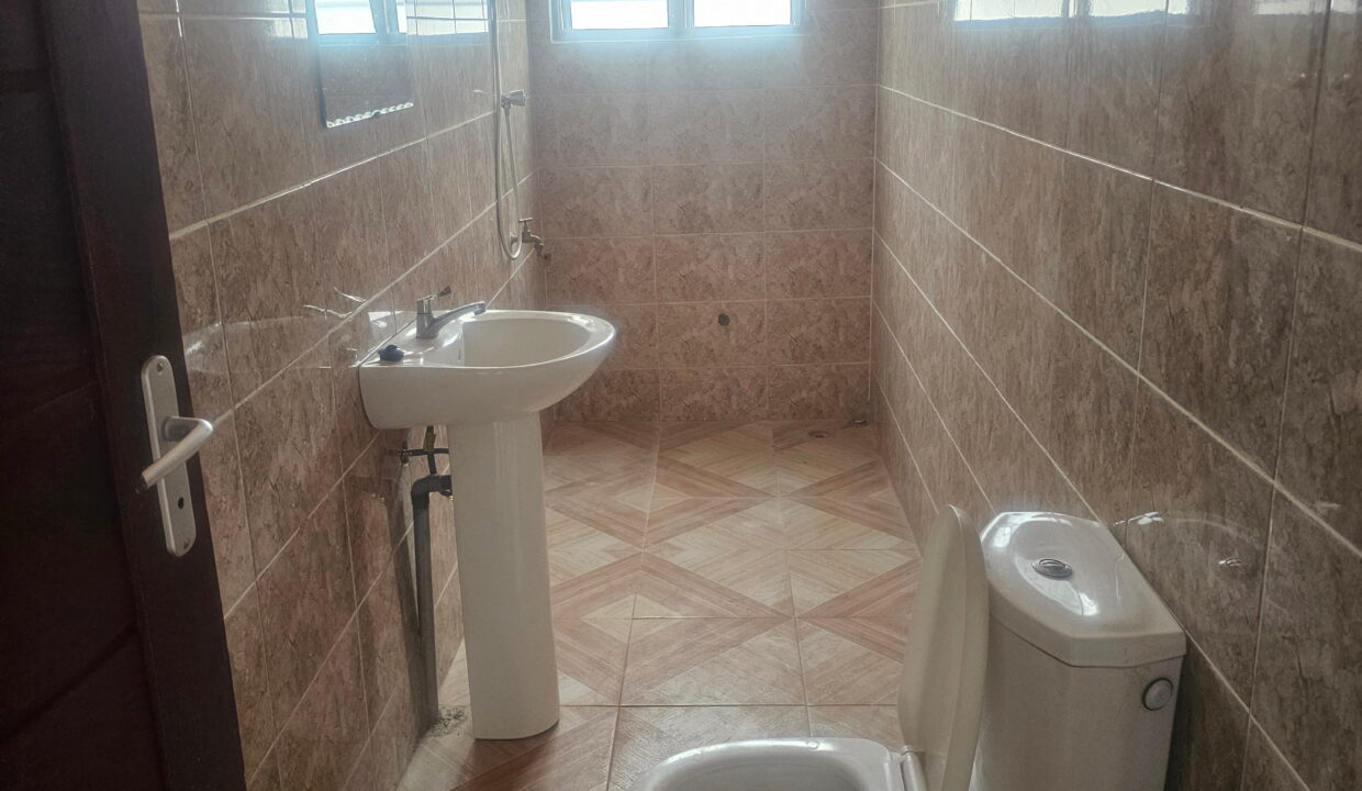 Gran hall avec 4 bureaux a louer Akogbato salle d'eau