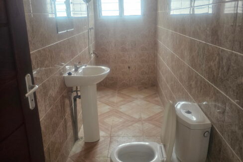 Gran hall avec 4 bureaux a louer Akogbato salle d'eau