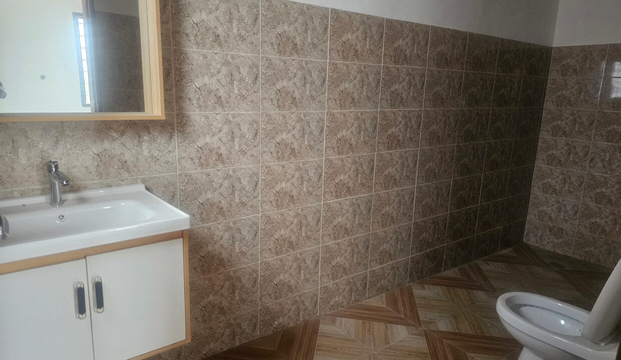 Gran hall avec 4 bureaux a louer Akogbato toilettes