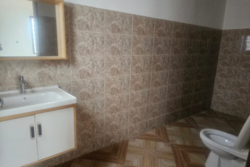Gran hall avec 4 bureaux a louer Akogbato toilettes